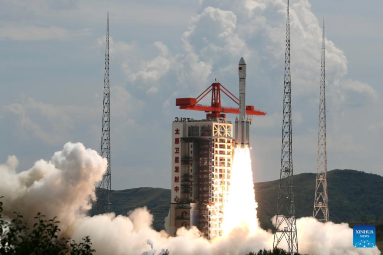 China lança com sucesso novo grupo de satélites que fornecerá internet de banda larga