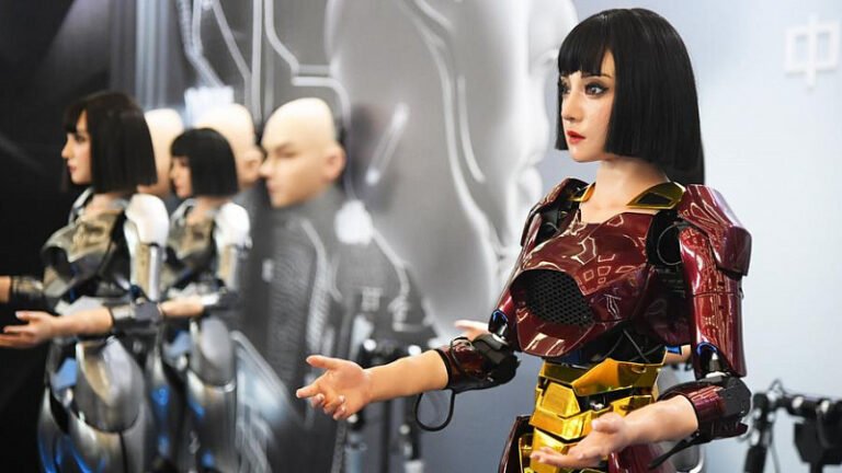 China apresenta robôs humanoides