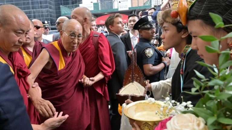 China reage com indignação a encontro de Dalai Lama com altos funcionários da administração Biden