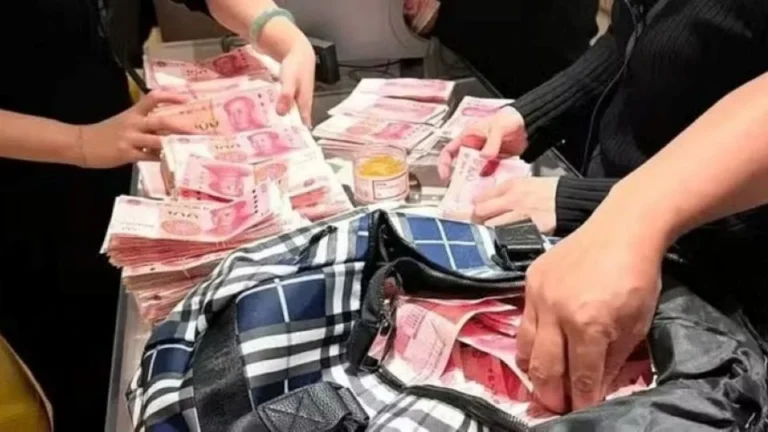 Chinesa esnobada por funcionárias de loja de grife volta e se vinga de forma criativa