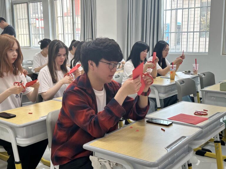 Estudantes Estrangeiros em Shanxian Experimentam a Arte Tradicional de Recorte de Papel