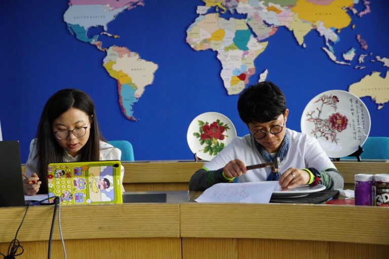Heze Shanxian: Técnica de Escultura em Porcelana para Estudantes Russos