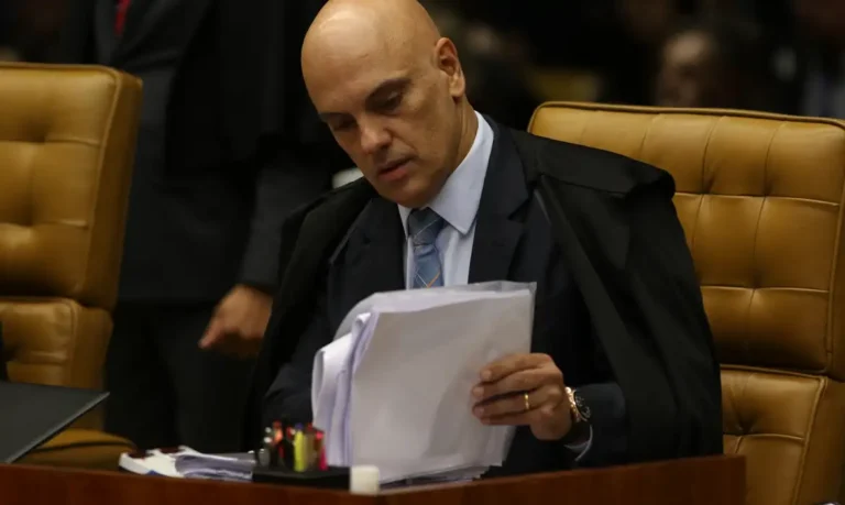 Moraes diz que X só existirá no Brasil se tiver representante legal