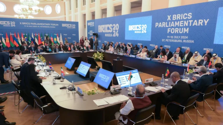 BRICS pode livrar o mundo da hegemonia do dólar, diz político turco
