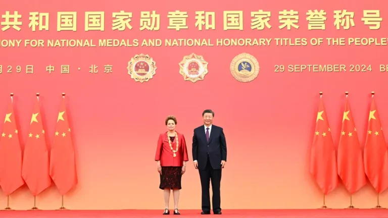 Com pompas, Dilma recebe das mãos de Xi Jinping a mais alta honraria da China a estrangeiros