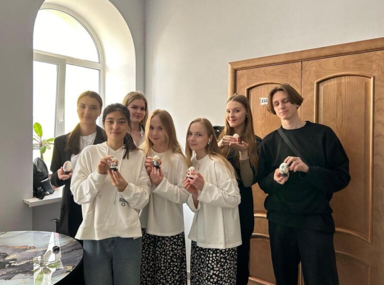 Shandong, Condado de Shan: A arte de pintura em casca de ovo impressiona a Rússia, revelando um vasto mundo em um pequeno espaço