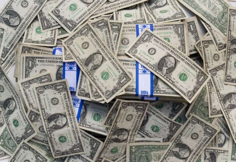 Dólar abre em forte baixa após novas promessas de estímulo na China