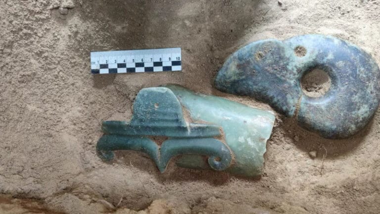 Arqueólogos descobrem maior dragão de jade em escavações na China