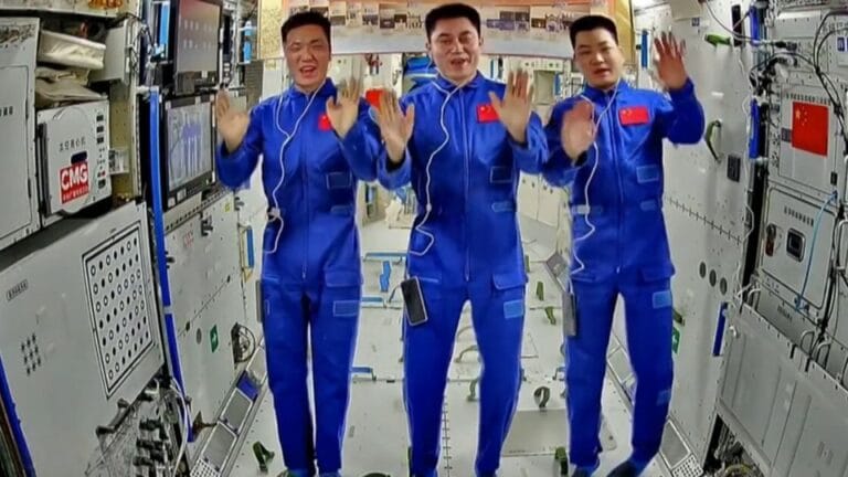 Taikonautas celebram Dia Nacional da China no espaço