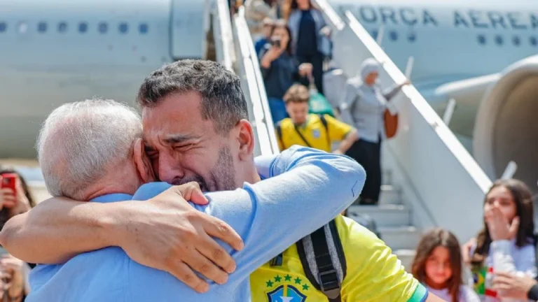 A emocionante chegada dos brasileiros resgatados no Líbano em SP; Lula recepciona