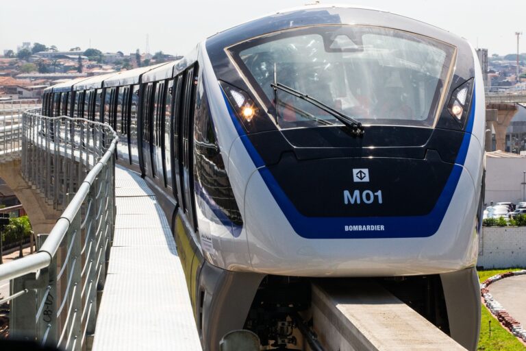 China entrega 1° trem a São Paulo para megaprojeto de monotrilho