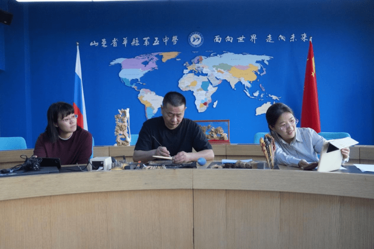 Arte de escultura em raiz chega à sala de aula virtual entre China e Rússia