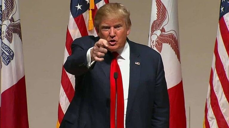 Trump ameaça impor tarifas de 100% aos países do Brics caso o grupo deixe de usar o dólar em transações comerciais