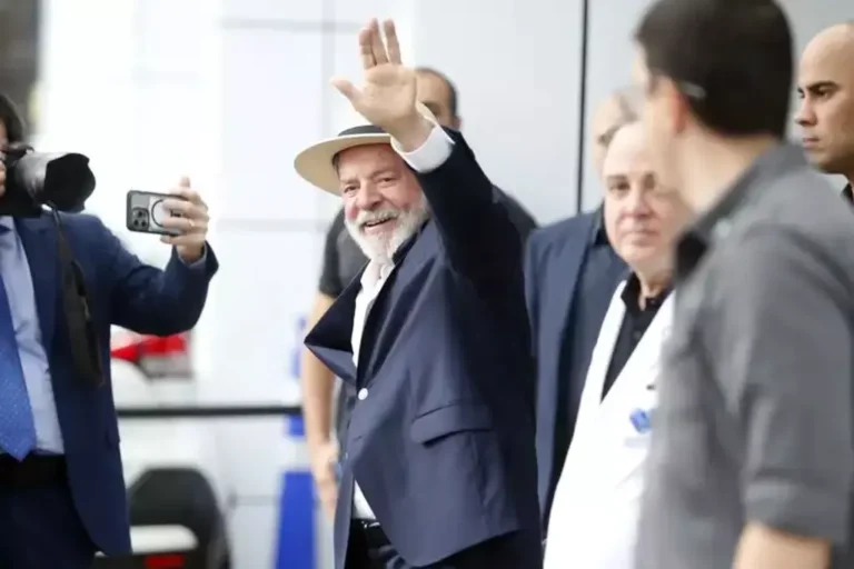 Lula recebe alta médica e deixa o Hospital Sírio Libanês