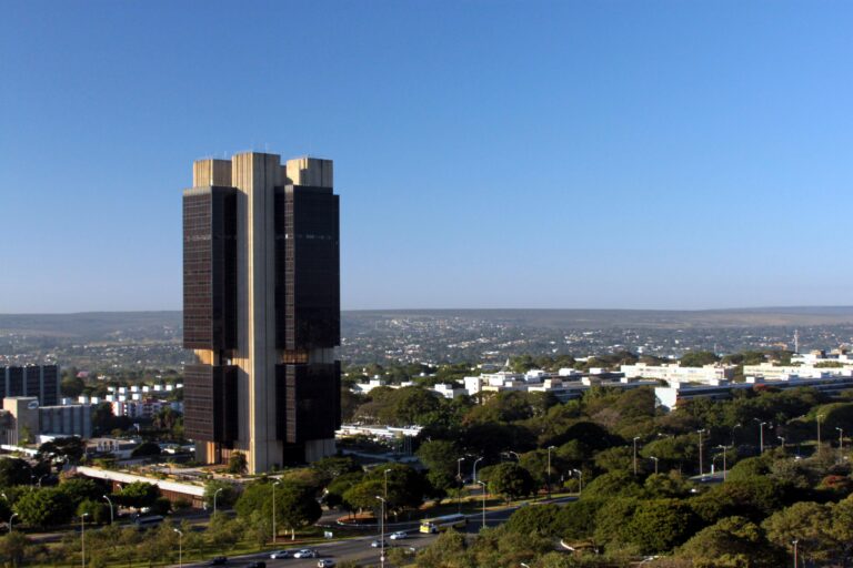 Banco Central anuncia primeira intervenção no câmbio em 2025
