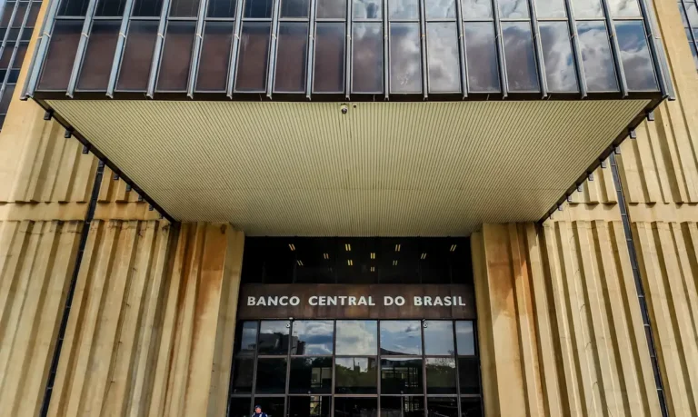 BC do Brasil eleva taxa básica de juros em um ponto percentual, para 13,25% ao ano