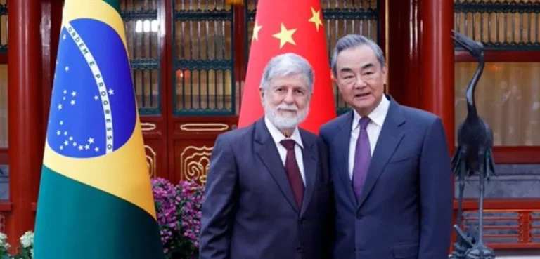 Em conversa por telefone, Celso Amorim e Wang Yi reafirmam plano de paz para a Ucrânia
