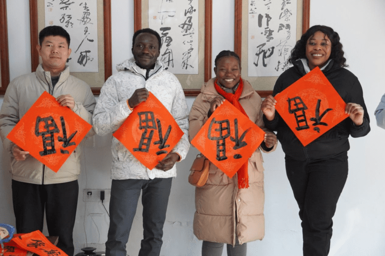 Amigos estrangeiros vivenciam tradições do Ano Novo Chinês e experimentam o autêntico “sabor do Ano Novo”