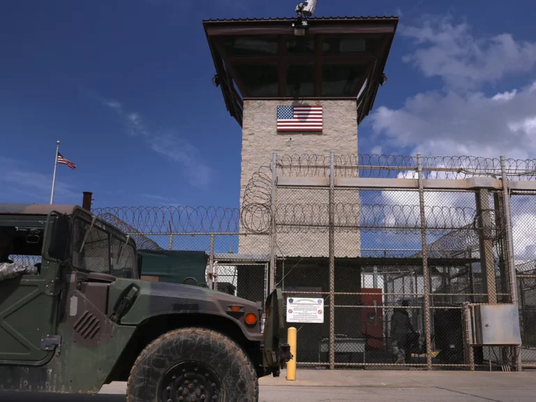 Trump vai preparar instalação em Guantánamo para 30.000 migrantes.