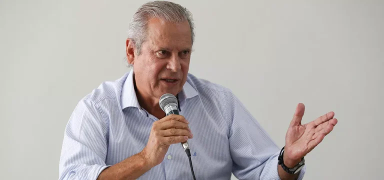 Rússia e China estão no centro das mudanças globais, diz José Dirceu Rússia e China estão no centro das mudanças globais, diz José Dirceu