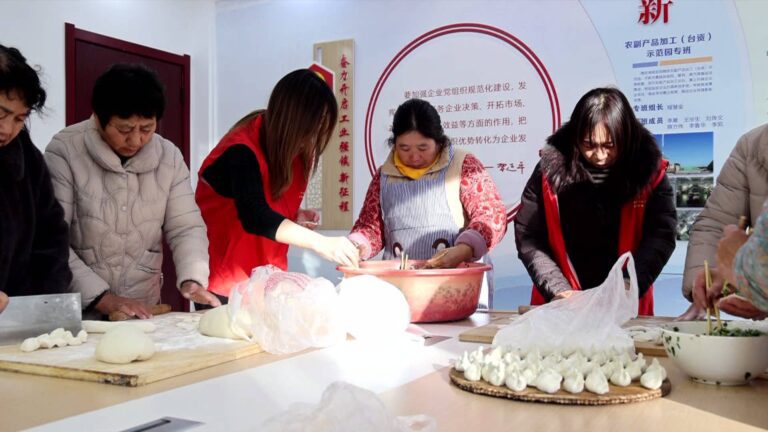 Vizinhança se une para preparar jiaozi com amor e espalhar calor humano aos idosos