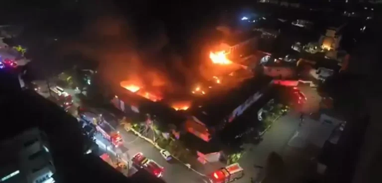 Incêndio de grandes proporções atinge fábrica de isolantes térmicos na zona sul de SP