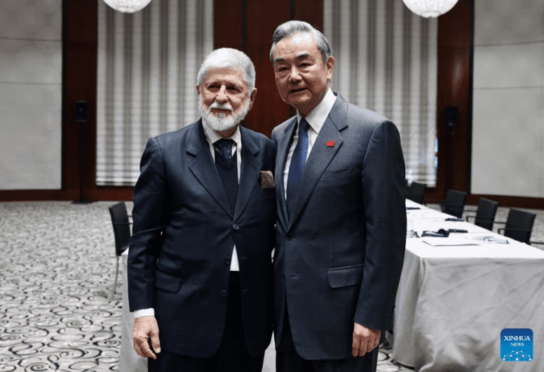 Chanceler chinês pede mais cooperação com Brasil