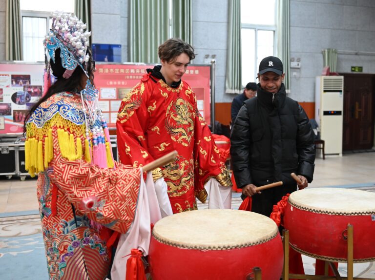 Amigos internacionais mergulham na cultura da ópera chinesa em Dingtao, Heze