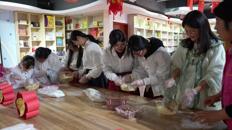 Vestindo Hanfu, Fazendo Lanternas e Enrolando Yuanxiao: Tradições Populares Celebram o Festival