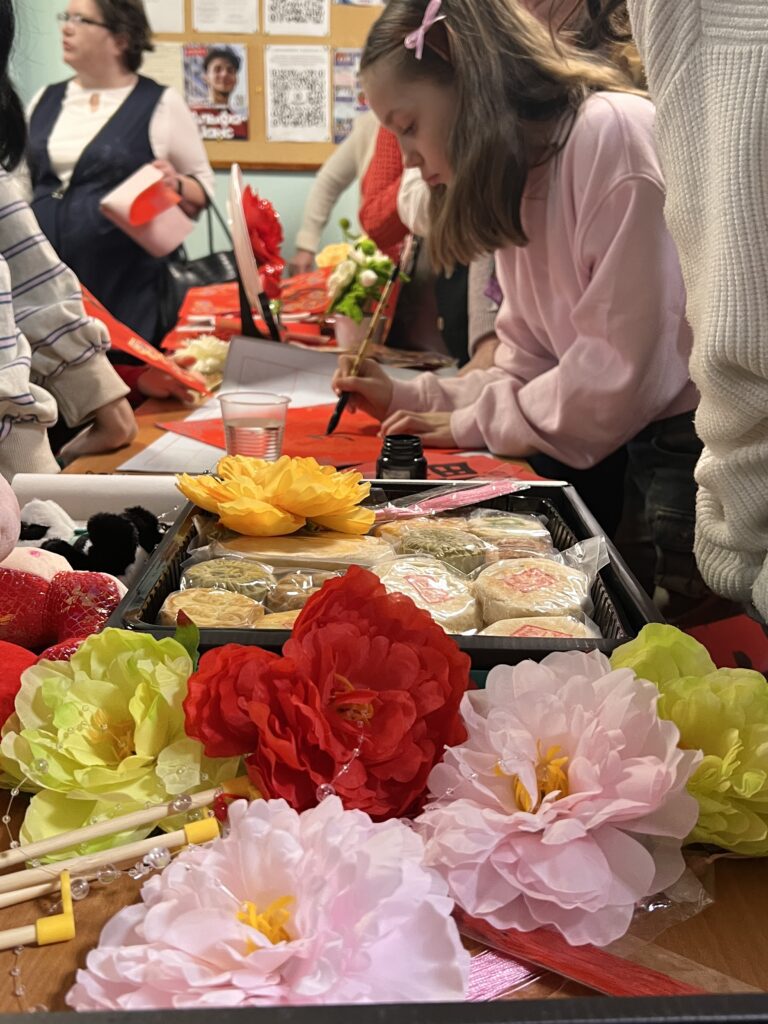 Héze Celebra o Ano Novo Chinês na Rússia com o Evento ‘Sì Sì Rú Yì, Mǔdān Nà Fú’