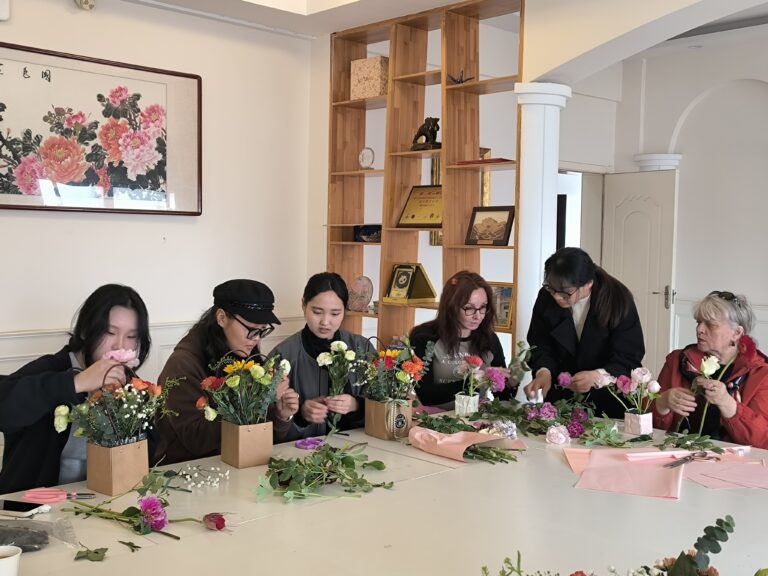 Com flores como ponte, o Distrito de Mudan convida amigos estrangeiros a experimentar a arte dos arranjos florais chineses.