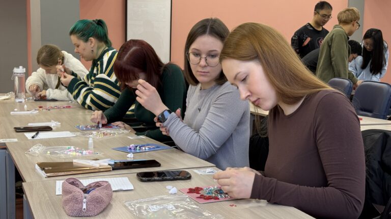 Atividade de experiência cultural “Ópera Chinesa – Ditang Liangjiaxian” é realizada com sucesso em universidades da Rússia