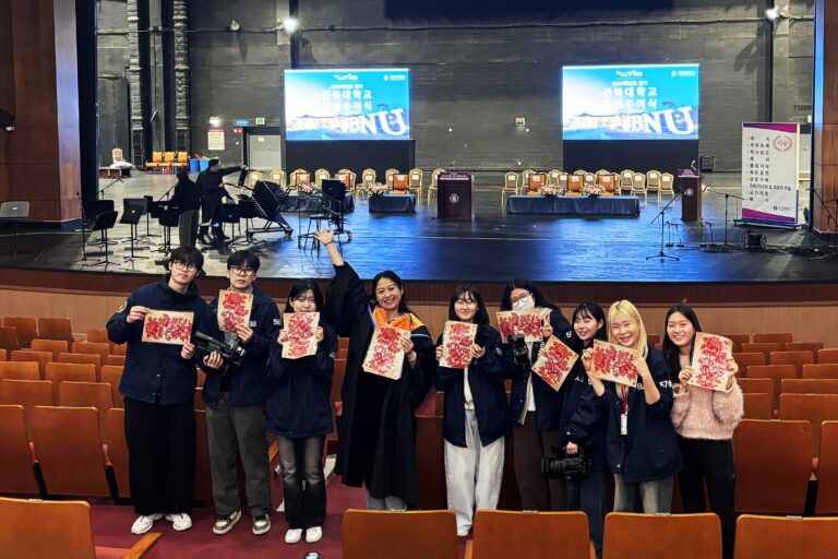 Encontro das Peônias: Jovens da Geração Z da China e Coreia do Sul Admiram Juntos a Sublime Beleza da Flor Nacional