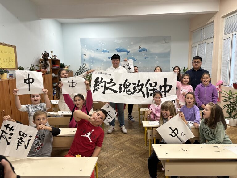Aula de caligrafia “Encontro das Rosas” de Dingtao, Heze, realizada na Bulgária