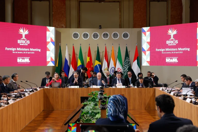 Países do BRICS devem servir como pilar da paz e do desenvolvimento, diz chanceler chinês