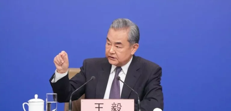 Concessões comerciais só alimentam os EUA, alerta chanceler chinês Wang Yi