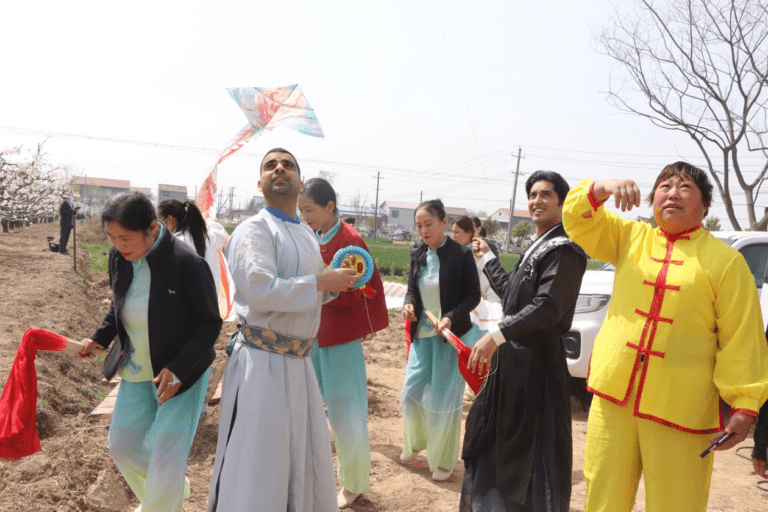 Estrangeiros vivenciam a cultura tradicional chinesa em Shandong com imersão entre flores e tradições