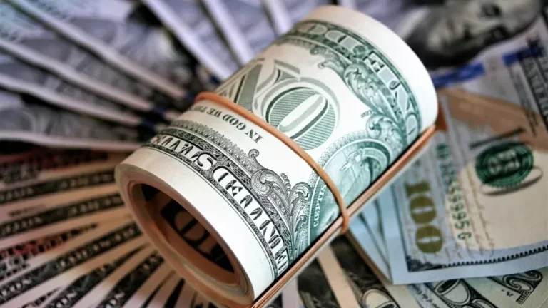 Dólar dispara 3% e bate R$ 5,81 após China retaliar tarifas dos EUA
