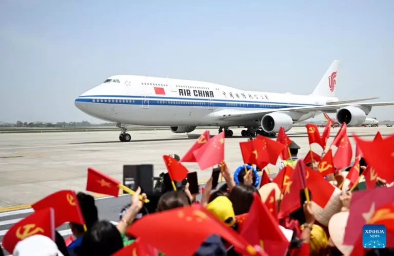 Xi Jinping chega ao Vietnã em meio à guerra comercial entre China e EUA