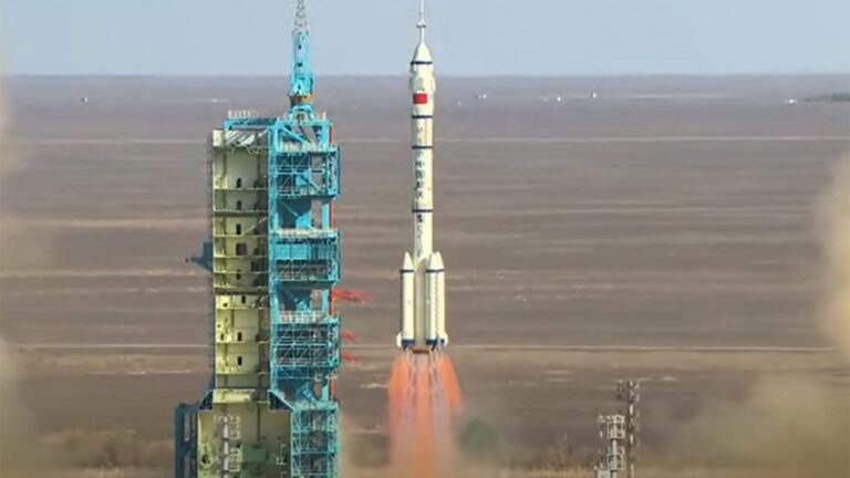 China lança missão Shenzhou-20 para a estação espacial chinesa