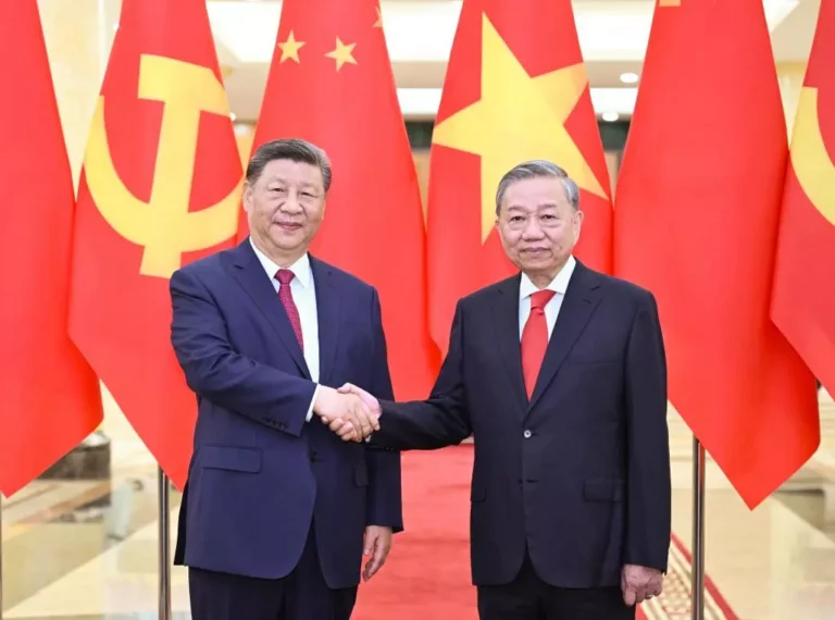 Xi Jinping assina acordos com Vietnã em comércio e defesa marítima