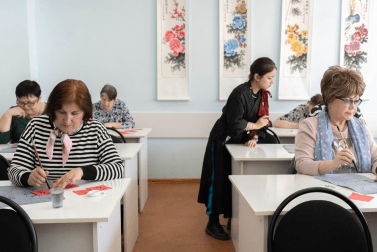 Sala de Aula Permanente das Peônias: cultura chinesa encanta aposentados na Rússia