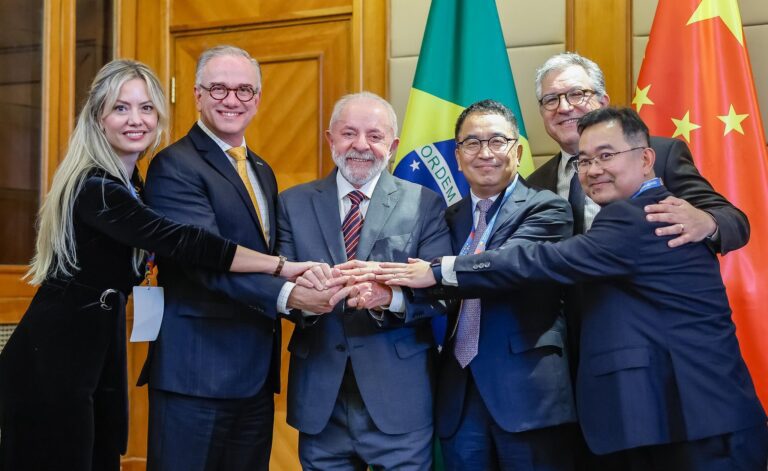 Brasil e China firmam acordos para produção de equipamentos médicos e vacinas com transferência de tecnologia