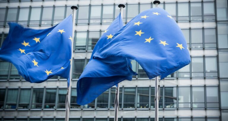 Trump anuncia tarifa de 50% sobre produtos da União Europeia e acirra tensão no comércio global