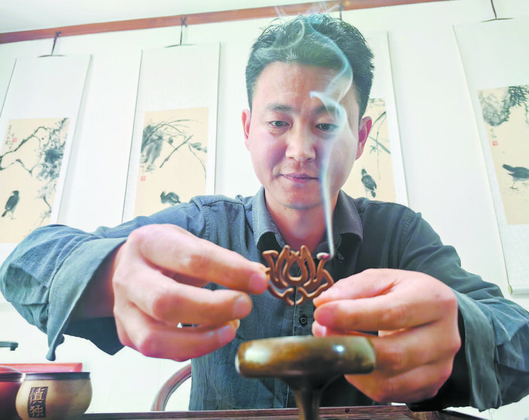 Tradição que perfuma a alma: mestre do incenso reinventa saberes ancestrais com criatividade e delicadeza