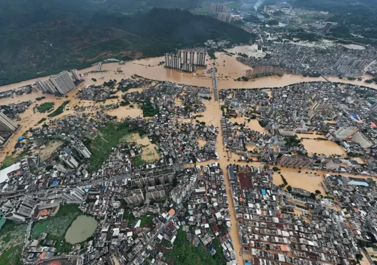Chuvas históricas atingem a China e colocam milhares em situação de emergência