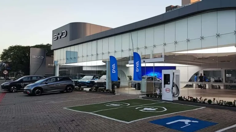 BYD lança sistema de recarga automática no Brasil em parceria com a Tupi Mobilidade