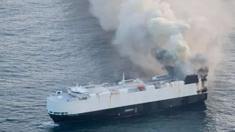 Incêndio em Navio com Carros Chineses Levanta Preocupações no Comércio Internacional