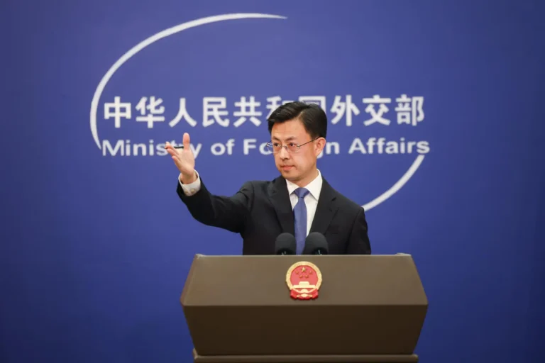 Após tarifaço de Trump, China se oferece para cooperar com o Brasil em defesa da “justiça econômica”