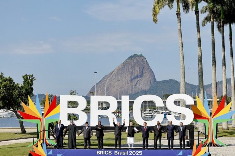 Trump intensifica ataques ao BRICS e promete tarifas a países que desafiarem o dólar